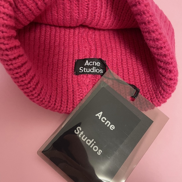 Complete Your Winter Look with a Pink Beanie and Acne Beauty Essentials - Picture 4 of 16